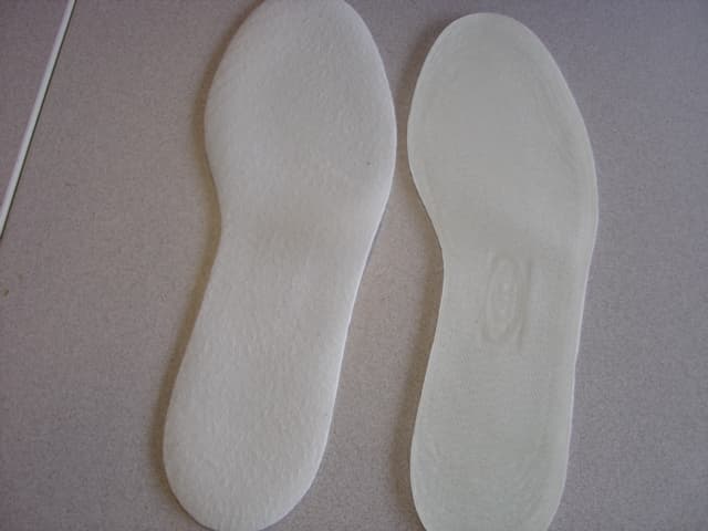 A PAIR OF GEL INSOLES MEASURING APPROXIMATELY 31 CMS IN LENGTH THAT FIT ALL TYPES OF FOOTWEAR. DESIGNED FOR SHOCK ABSORPTION AND PRESSURE RELIEF. WITH A WOVEN FABRIC LAYER. PACKAGED IN A CLEAR PLASTIC SNAP BAG.