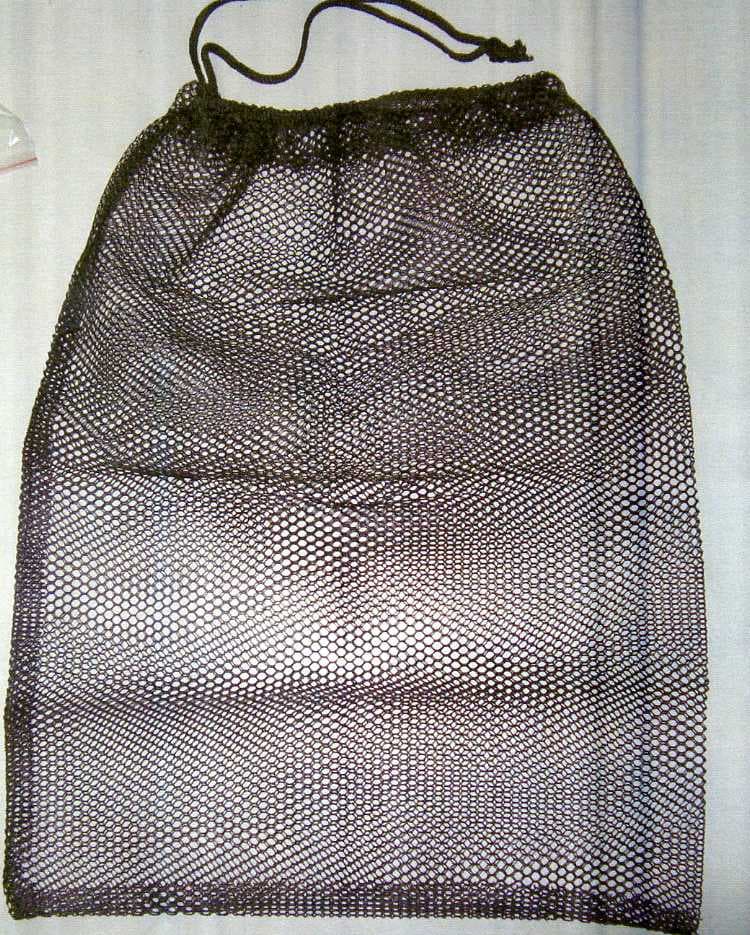 A KNITTED MESH DRAWSTRING BAG. OF POLYESTER. MEASURING 45CM X 33CM. PRESENTED FOR RETAIL SALE AS PART OF A GLOVE BOX EMERGENCY KIT. PACKAGED IN A POLYESTER CARRY CASE WITH A TEXTILE EMERGENCY BLANKET, RAIN PONCHO, 1 FLASH LIGHT, 1 TYRE GAUGE, AND 10 STICKING PLASTERS,  ALL CLASSIFIED SEPARATELY.