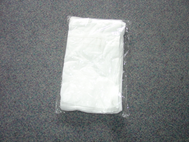A NON WOVEN TEXTILE CLEANING CLOTH IN THE FORM OF A SHAPED FLAT COVER FOR A MOP. MEASUREMENTS ARE 17.5CM X 32CM. PACKAGED IN A TRANSPARENT BAG.