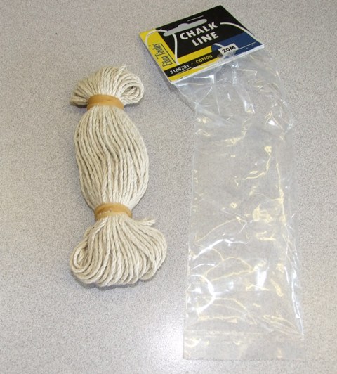 TWISTED COTTON YARN CHALK LINE. MEASURING 120 000 DECITEX (12 G/M). IN LENGTHS OF 20 METRES. BEIGE IN COLOUR. PUT UP FOR RETAIL SALE IN A PLASTIC BAG WITH CARDBOARD HEADER.