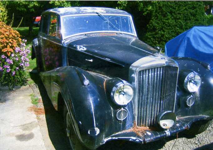 1952 BENTLEY MK VI SALOON MOTOR VEHICLE. CHASSIS No B481NY ORIGINAL REGISTRATION MYN 828. 4566cc PETROL ENGINE No B 490N. IN POOR CONDITION WITH ACCIDENT DAMAGE TO REAR BODYWORK.