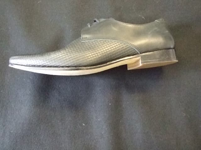 MENS LACE-UP FASHION SHOE. NOT COVERING THE ANKLE. UPPERS OF LEATHER .OUTER SOLES OF LEATHER.WITH SMALL HEEL. INSOLE LENGTH EXCEEDING 24 CMS.COLOUR BLACK. NOT CONSIGNED FROM MACAO.