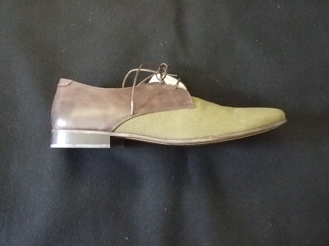 MENS FASHION SHOE. NOT COVERING THE ANKLE. WITH UPPERS OF TEXTILE AND  LEATHER, WITH THE MAJORITY BEING TEXTILE.OUTER SOLES OF LEATHER. WITH LACE UP FASTENING. WITH AN INSOLE LENGTH OF MORE THAN 24CMS.COLOUR KHAKI AND BROWN.