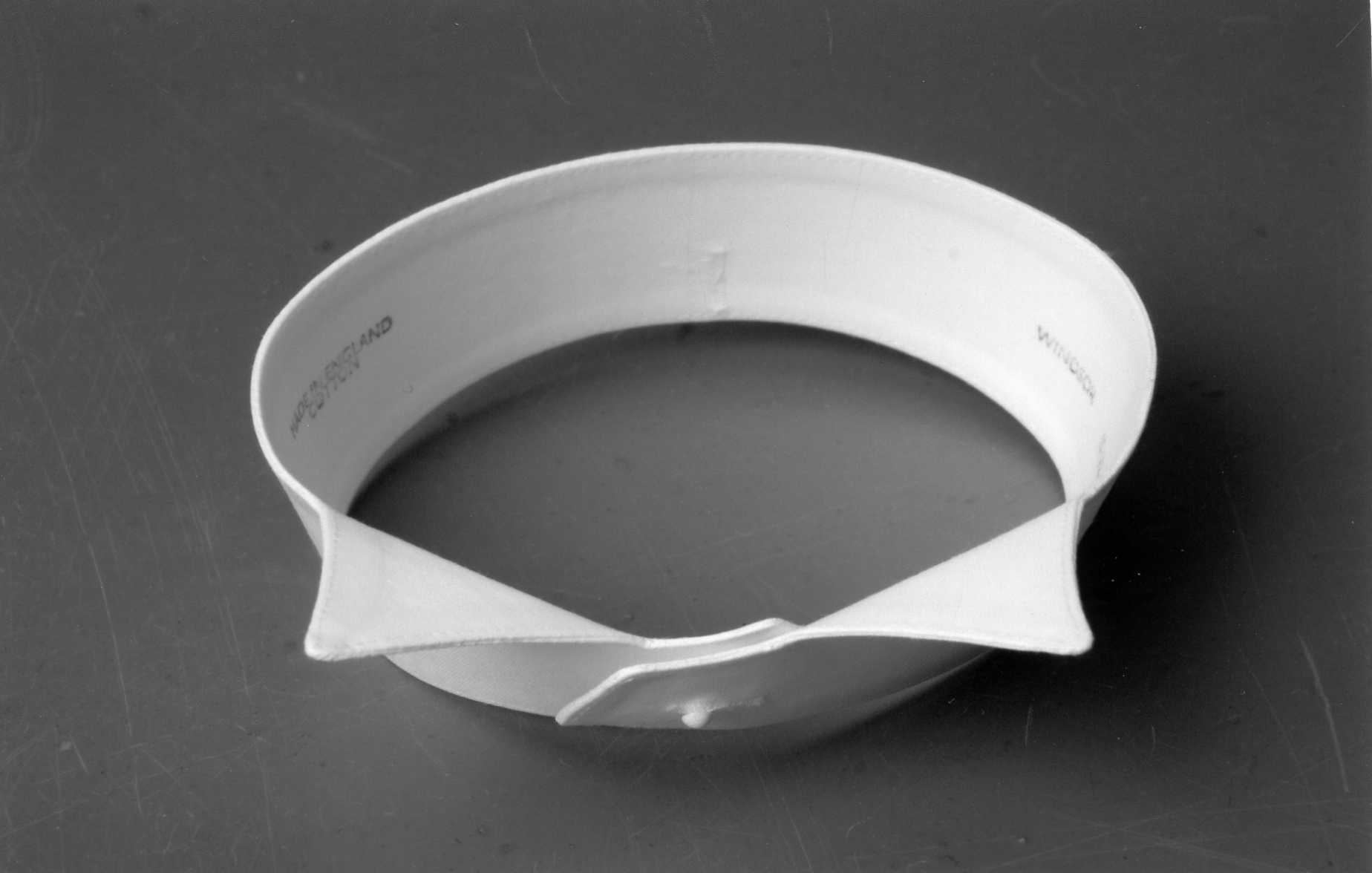 A WHITE COLLAR MADE OF 100 PER CENT COTTON. THE ITEM IS USED BY MEN AND WOMEN WITH A COLLARLESS SHIRT FOR FORMAL OCCASIONS. THEY ARE ATTACHED TO SHIRTS BY SEPARATE FIXINGS (FIXINGS ARE SEPARATE TO THE COLLAR AND SHIRT).