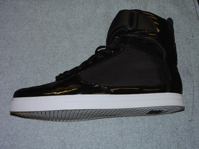 UNISEX SKATEBOARDING BOOT COVERING THE ANKLE BUT NO PART OF CALF. UPPERS OF LEATHER AND TEXTILE WHERE LEATHER PREDOMINATES. WITH LACE UP FASTENING AND VELCRO STRAP AT THE ANKLE. OUTER SOLES OF RUBBER WITH SPECIAL TECHNOLOGY GAS PAD IN HEEL AND EVA MIDSOLE. INSOLE LENGTH EXCEEDS 24 CMS. WITH COMPANY LOGOS ON THE TONGUE, HEEL AND OUTER SOLE. CIF PRICE EXCEEDS 7.5 EUROS. BLACK IN COLOUR.