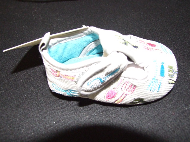 BABY SHOE WITH UPPERS OF TEXTILE AND OUTER SOLES OF LEATHER. WITH VELCRO STRAP AND EMBROIDREY DESIGN. GREY IN COLOUR.