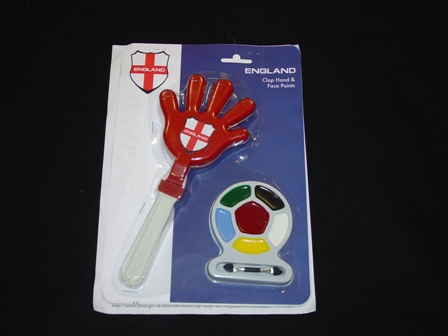 A PALETTE OF DIFFERENT COLOURED FACE PAINTS WITH A SMALL PLASTIC APPLICATOR. PACKED ON A CARDBOARD AND PLASTIC BLISTER WRAP WITH MOULDED PLASTIC CLAPHANDS WHICH ARE CLASSIFIED SEPARATELY IN CASE 500698848