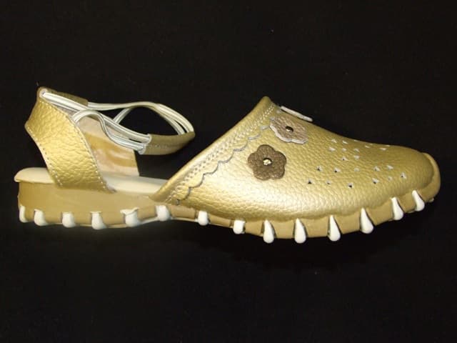 LADIES SANDAL. NOT COVERING THE ANKLE. UPPERS OF LEATHER. CONSISTING OF AN ENCLOSED TOE SECTION WITH DECORATIVE PATTERNS CUT OUT AND PETALS ATTACHED BY A METAL STUD. WITH A LEATHER AND ELASTICATED STRAP AROUND THE ANKLE. OUTER SOLES OF RUBBER. WITH HEEL AND SOLE HEIGHT MEASURING LESS THAN 3CMS. INSOLE LENGTH EXCEEDING24CMS. NOT CONSIGNED FROM MACAO. GOLD IN COLOUR.