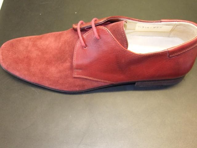 MENS LACE-UP SHOE. NOT COVERING THE ANKLE. UPPERS OF LEATHER (SUEDE) AND OUTER SOLES OF LEATHER . WITH SMALL HEEL. INSOLE LENGTH EXCEEDING 24 CMS. BURGUNDY IN  COLOUR. TWO HOLE LACE UP. NOT CONSIGNED FROM MACAO.