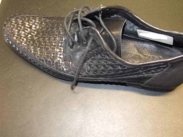 MENS LACE-UP SHOE. NOT COVERING THE ANKLE. UPPERS OF LEATHER  AND OUTER SOLES OF LEATHER . WITH SMALL HEEL. INSOLE LENGTH EXCEEDING 24 CMS. BLACK IN COLOUR WITH A PLAITED DESIGN. FOUR HOLE LACE UP. NOT CONSIGNED FROM MACAO.