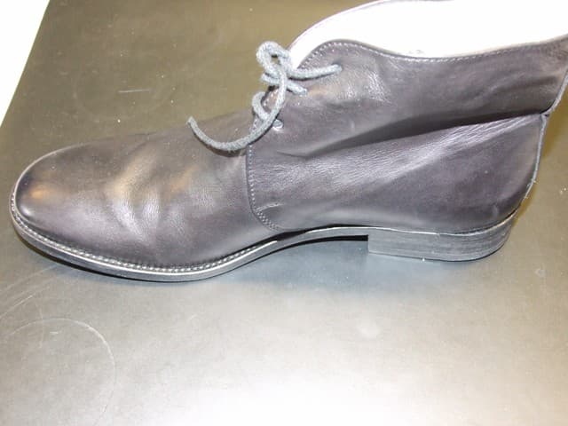 AN ANKLE BOOT, LEATHER UPPER AND SOLE. COVERING THE ANKLE BUT NO PART OF THE CALF. WITH 3 HOLE LACE-UP FASTENING. WITH INSOLE OF A LENGTH GREATER THAN 24 CM. BLACK IN COLOUR. FOR MEN