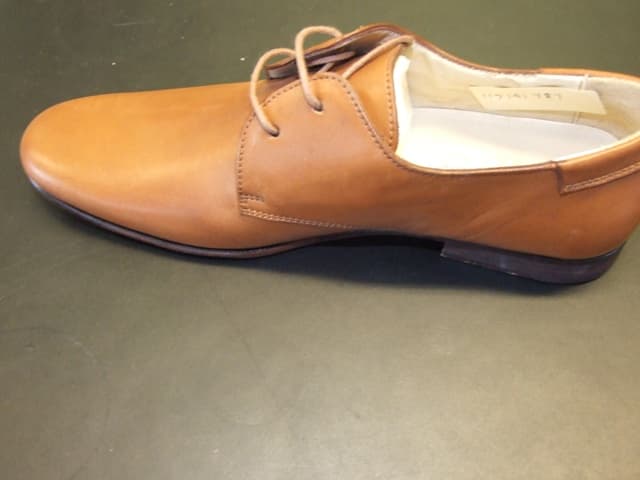 LADIES LACE-UP SHOE. NOT COVERING THE ANKLE. UPPERS OF LEATHER. OUTER SOLES OF LEATHER. INSOLE LENGTH MORE THAN 24CMS. NOT CONSIGNED FROM MACAO.