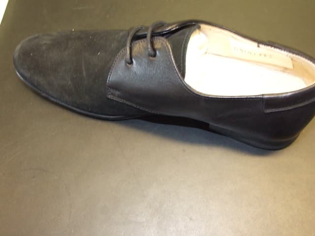 LADIES LACE-UP SHOE. NOT COVERING THE ANKLE. UPPERS OF LEATHER AND SUEDE AND OUTER SOLES OF LEATHER . WITH SMALL HEEL. INSOLE LENGTH EXCEEDING 24 CMS. BLACK IN  COLOUR. TWO HOLE LACE UP. NOT CONSIGNED FROM MACAO.