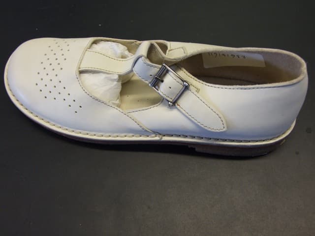 LADIES SANDAL. NOT COVERING THE ANKLE. WITH UPPERS OF LEATHER .WITH OUTER SOLES OF RUBBER. WITH BUCKLE AND STRAP FASTENING.  INSOLE LENGTH MORE THAN 24CMS. NOT CONSIGNED FROM MACAO.