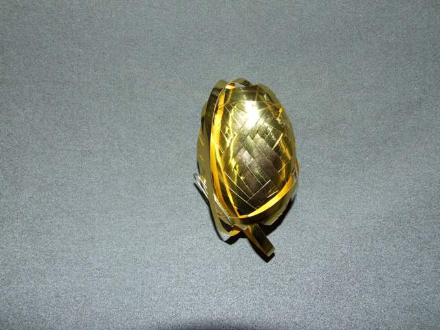 METALLIC SHINY DECORATIVE RIBBON FOR TYING ROUND GIFTS.  MADE FROM A METALLISED POLYPROPYLENE RIBBON. GOLD IN COLOUR.MEASURING 5MM (W) X 10M (L). PACKAGED IN AN ACETATE BOX.