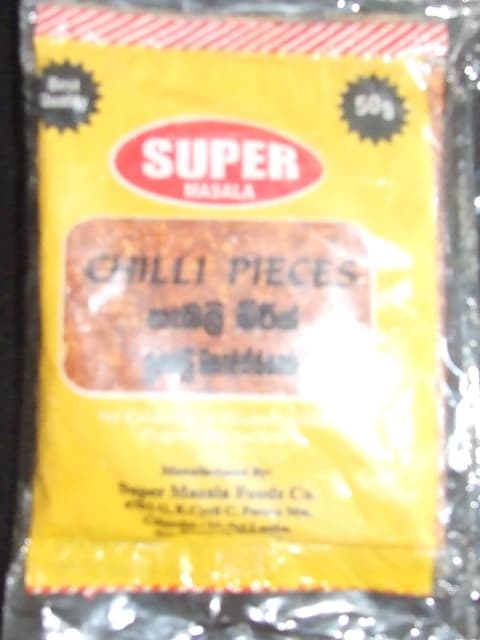 CHILLI PIECES: SPICES MADE ENTIRELY FROM CHILLIES WHICH ARE CRUSHED INTO SMALL PIECES. PUT UP FOR RETAIL SALE.