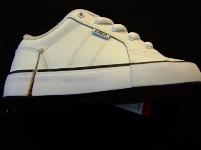 CHILDS SKATEBOARDING SHOE. WITH UPPERS OF LEATHER. OUTER SOLES OF MANMADE MATERIAL RUBBER/PLASTIC. TREAD PATTERN DESIGNED TO IMPROVE SKATEBOARD GRIP.LACE FASTENING.NOT COVERING THE ANKLE.SPECIAL TECHNOLOGY IN THE FORM OF A SHOCK ABSORBING CUSHIONING PAD DESIGNED TO ABSORB IMPACT. INSOLE LENGTH OF LESS THAN 24 CMS. WITH LOGO. WHITE IN COLOUR. CIF PRICE EXCEEDS 7.5 EUROS. NOT CONSIGNED FROM MACAO.