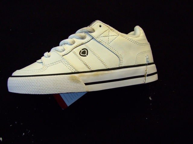 CHILDS SKATEBOARDING SHOE. WITH UPPERS OF LEATHER. OUTER SOLES OF MANMADE MATERIAL RUBBER/PLASTIC. TREAD PATTERN DESIGNED TO IMPROVE SKATEBOARD GRIP.LACE FASTENING.NOT COVERING THE ANKLE.SPECIAL TECHNOLOGY IN THE FORM OF A SHOCK ABSORBING CUSHIONING PAD DESIGNED TO ABSORB IMPACT. INSOLE LENGTH OF LESS THAN 24 CMS. WITH LOGO. WHITE IN COLOUR. CIF PRICE EXCEEDS 7.5 EUROS. NOT CONSIGNED FROM MACAO.