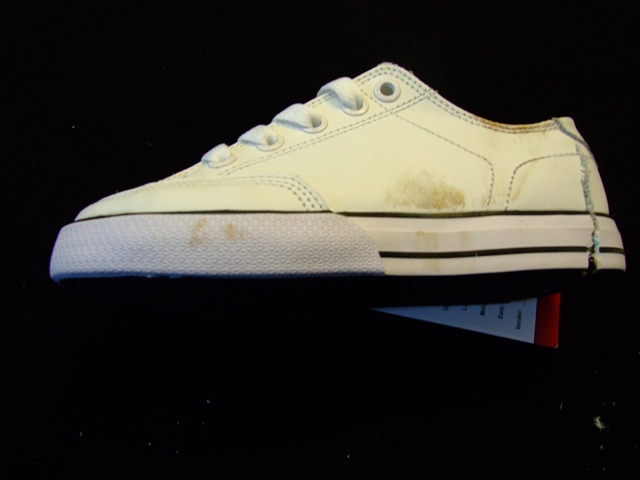 CHILDS SKATEBOARDING SHOE. WITH UPPERS OF LEATHER. OUTER SOLES OF MANMADE MATERIAL RUBBER/PLASTIC. TREAD PATTERN DESIGNED TO IMPROVE SKATEBOARD GRIP.LACE FASTENING.NOT COVERING THE ANKLE.SPECIAL TECHNOLOGY IN THE FORM OF A SHOCK ABSORBING CUSHIONING PAD DESIGNED TO ABSORB IMPACT. INSOLE LENGTH OF LESS THAN 24 CMS. WITH LOGO. WHITE IN COLOUR. CIF PRICE EXCEEDS 7.5 EUROS. NOT CONSIGNED FROM MACAO.