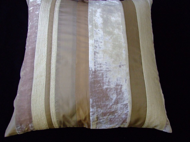 A FILLED CUSHION, THE CUSHION COVER IS MADE OF 100% COTTON. THE FILLING IS 95% DUCK FEATHER AND 5% DUCK DOWN, WITH A WEIGHT OF 1 KILO. MACHINE MADE.