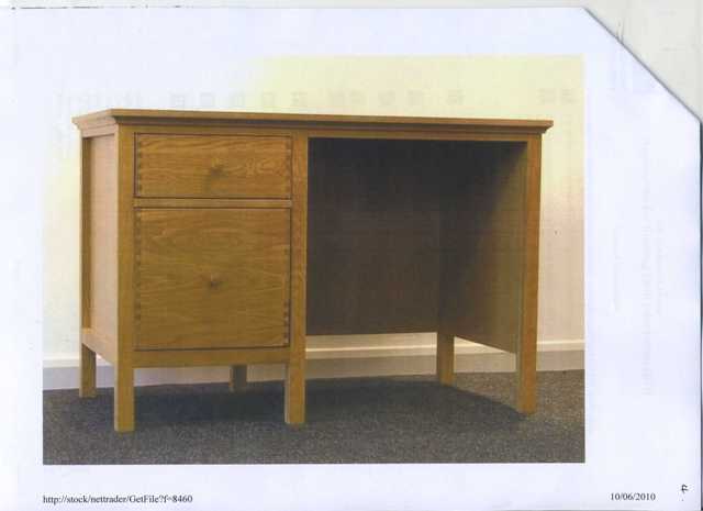AN OFFICE DESK IN SOLID OAK WITH TWO DRAWERS TO LEFT HAND SIDE. DIMENSIONS: HEIGHT 75CM X WIDTH 115CM X LENGTH 60CM.