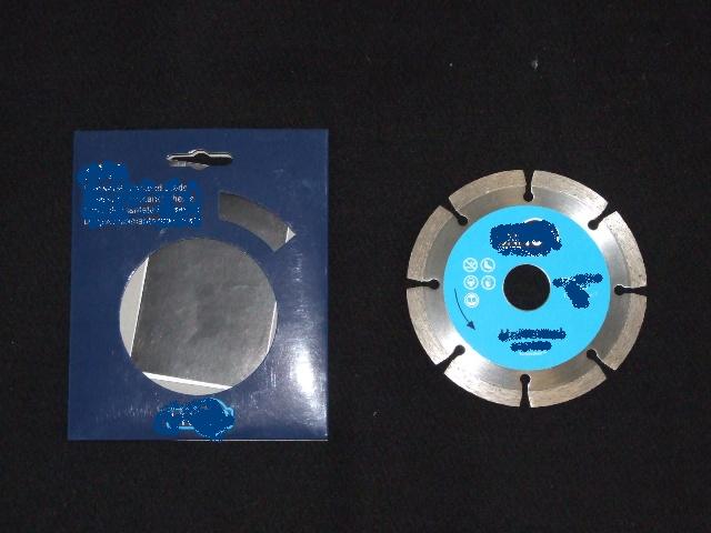 DIAMOND BLADE GRINDING WHEEL OF HIGH QUALITY STEEL WITH RAISED DIAMOND SEGMENTS.  THE SEGMENTS CONTAIN DIAMOND GRIT, OF AGGLOMERATED SYNTHETIC OR NATURAL DIAMOND,  AND WELDED TO THE CIRCULAR SHAPED STEEL PLATE.  DIAMETER 125MM, BORE 22.2MM. PACKAGED IN A PRINTED CARDBOARD SLEEVE WITH INSTRUCTION LEAFLET.