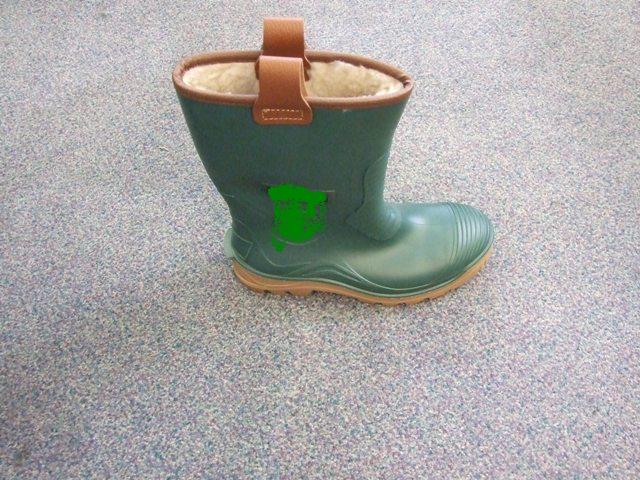 WATERPROOF PVC WORK BOOT COVERING THE ANKLE. UPPERS AND OUTER SOLES OF PLASTIC. THE UPPERS ARE NEITHER FIXED TO SOLE NOR ASSEMBLED BY STITCHING OR RIVETING. WITH A PROTECTIVE METAL TOE-CAP AND METAL SOLE INSERT. GREEN IN COLOUR WITH SYNTHETIC WOOL LINING.