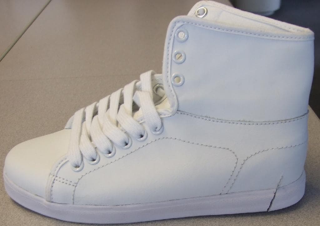 SKATEBOARDING BOOT FOR MEN. COVERING THE ANKLE, BUT NO PART OF THE CALF. UPPERS OF LEATHER. OUTER SOLES OF SYNTHETIC MATERIAL, WITH TREAD PATTERN DESIGNED FOR IMPROVED SKATEBOARD GRIP.  SPECIAL TECHNOLOGY IN THE FORM OF A SHOCK ABSORBING CUSHIONING PAD DESIGNED TO ABSORB IMPACT. INSOLE LENGTH OF 24CM OR MORE.  WITH LOGO ON TONGUE AND OUTER SOLE. WITH LACES. CIF PRICE MORE THAN 7.5 EURO. COLOUR WHITE.