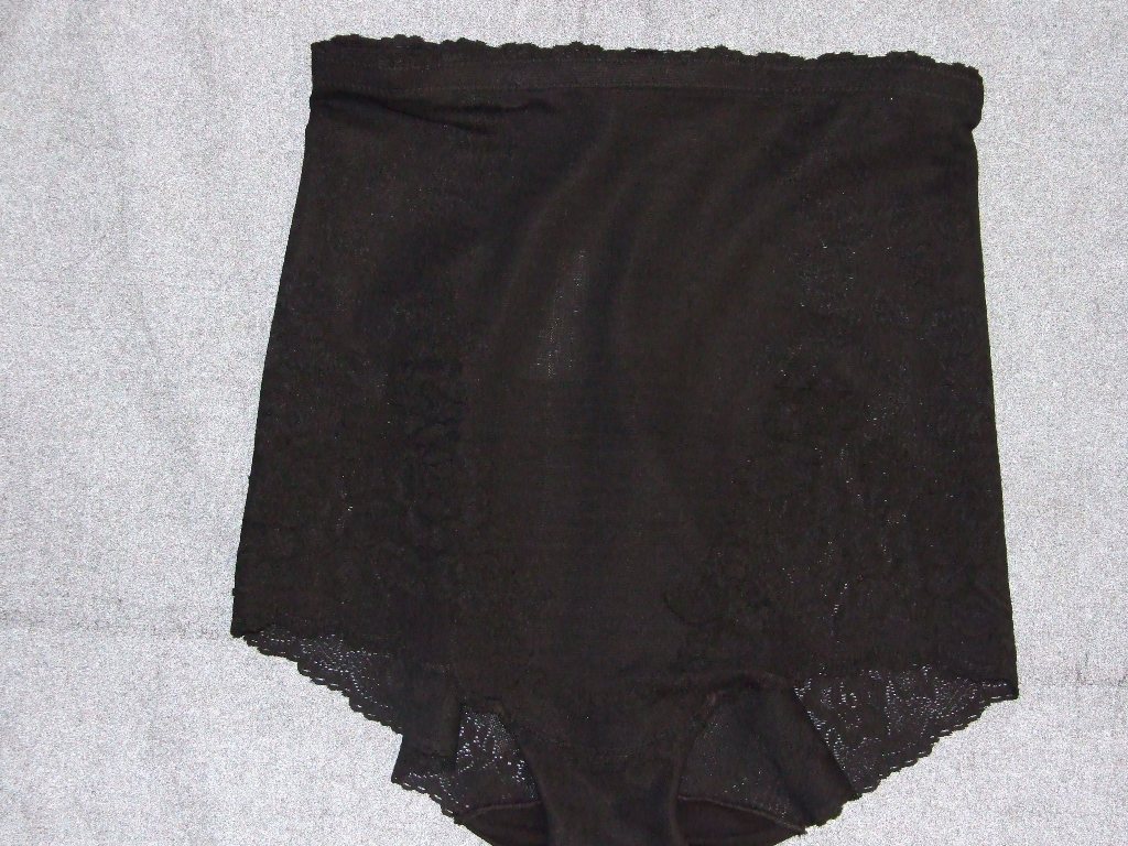 KNITTED LADIES PANTY-GIRDLE IN BLACK. MADE OF 59% POLYAMIDE AND 41% ELASTANE. DESIGNED TO HUG THE WAIST AND THE HIPS. WITH SIDE PANELS OVER 8CM IN LENGTH COVERING THE BODY FROM JUST UNDER THE BUST DOWN TO THE TOP OF THE LEG LINE. WITH VERTICAL ELASTICITY AND RESTRICTED HORIZONTAL ELASTICITY. WITH REINFORCEMENTS IN THE FORM OF A STOMACH INSERT. GARMENT CONSISTS OF AT LEAST 15% ELASTOMER YARN CONTENT.