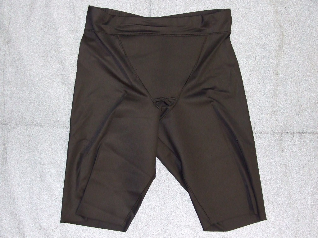 KNITTED LADIES PANTY-GIRDLE IN BLACK. MADE OF 75% POLYAMIDE AND 25% ELASTANE. GUSSET 100% COTTON. DESIGNED TO HUG THE WAIST AND THE HIPS. WITH SIDE PANELS OVER 8CM IN LENGTH COVERING THE BODY FROM THE WAIST DOWN TO MID THIGH LENGTH. WITH VERTICAL ELASTICITY AND RESTRICTED HORIZONTAL ELASTICITY. WITH REINFORCEMENTS IN THE FORM OF BONDED STOMACH AND LEG INSERTS TO RESTRICT STRETCHING. GARMENT CONSISTS OF AT LEAST 15% ELASTOMER YARN CONTENT.