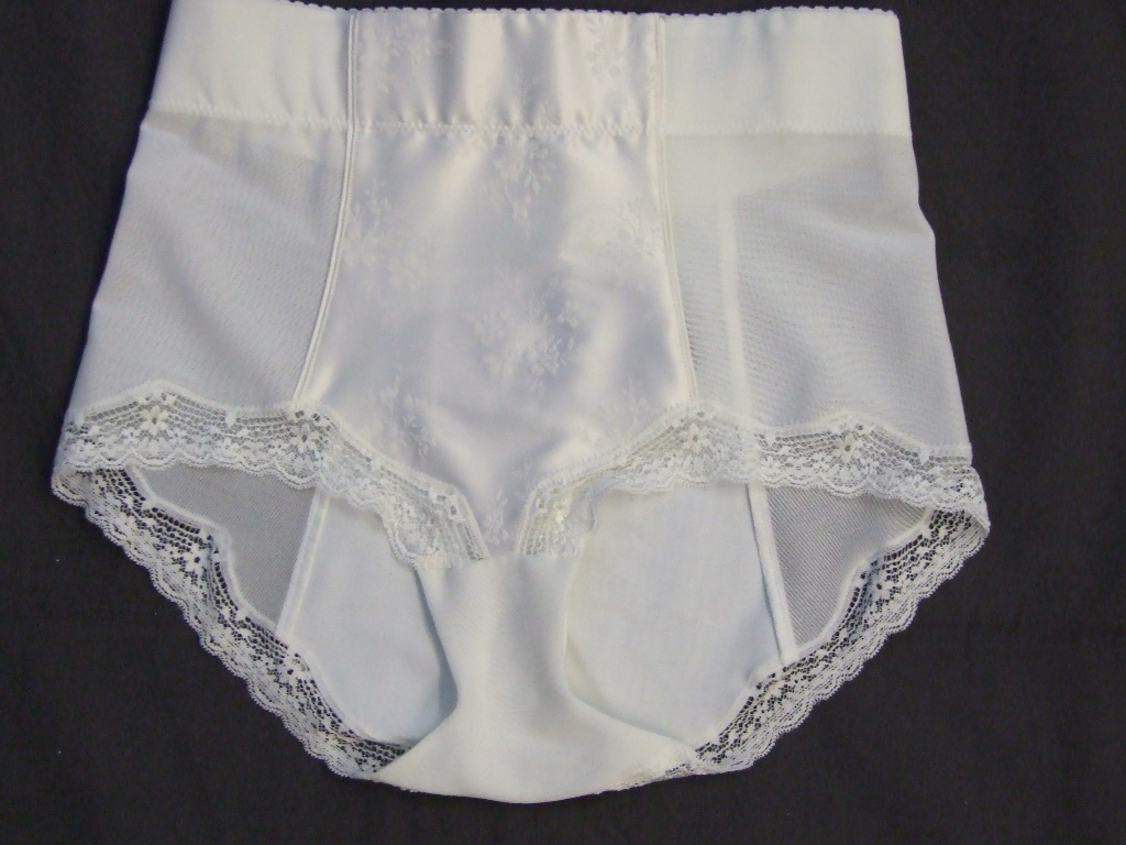 KNITTED LADIES PANTY-GIRDLE IN CREAM. MADE OF 62% POLYAMIDE, 17% ELASTANE, 15% ELASTANE LYCRA AND 6% POLYESTER. GUSSET 100% COTTON. DESIGNED TO HUG THE WAIST AND THE HIPS. WITH SIDE PANELS OVER 8CM IN LENGTH COVERING THE BODY FROM THE WAIST DOWN TO THE TOP OF THE LEG LINE. WITH VERTICAL ELASTICITY AND RESTRICTED HORIZONTAL ELASTICITY. WITH REINFORCEMENTS IN THE FORM OF A MESH STOMACH INSERT TO RESTRICT STRETCHING. GARMENT CONSISTS OF AT LEAST 15% ELASTOMER YARN CONTENT.