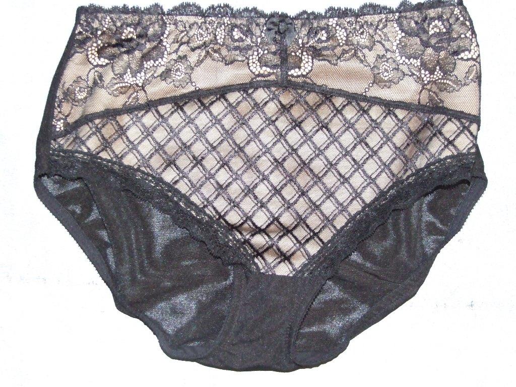 KNITTED LADIES PANTY-GIRDLE IN BLACK WITH TAN BACK PANEL. MADE OF 64% POLYAMIDE, 21% ELASTANE LYCRA AND 15% ELASTANE. DESIGNED TO HUG THE WAIST AND THE HIPS. WITH SIDE PANELS OVER 8CM IN LENGTH COVERING THE BODY FROM THE WAIST DOWN TO THE TOP OF THE LEG LINE. WITH VERTICAL ELASTICITY AND RESTRICTED HORIZONTAL ELASTICITY. WITH REINFORCEMENTS IN THE FORM OF A STOMACH INSERT TO RESTRICT STETCHING. GARMENT CONSISTS OF AT LEAST 15% ELASTOMER YARN CONTENT.