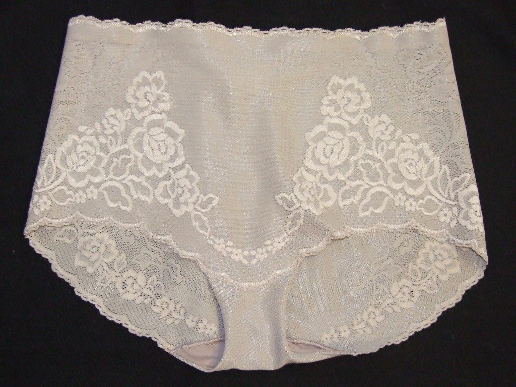KNITTED LADIES PANTY-GIRDLE IN MUSHROOM COLOUR. MADE OF 60% POLYAMIDE AND 40% ELASTANE. DESIGNED TO HUG THE WAIST AND THE HIPS. WITH SIDE PANELS OVER 8CM IN LENGTH COVERING THE BODY FROM THE WAIST DOWN TO THE TOP OF THE LEG LINE. WITH VERTICAL ELASTICITY AND RESTRICTED HORIZONTAL ELASTICITY. GARMENT CONSISTS OF AT LEAST 15% ELASTOMER YARN CONTENT.