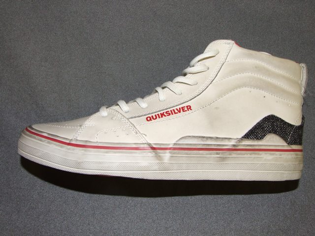 UNISEX SKATEBOARDING SHOE, COVERING THE ANKLE, WITH UPPERS OF LEATHER, WITH OUTER SOLES OF RUBBER WITH LACE FASTENING, SPECIAL TECHNOLOGY IN THE FORM OF VULCANISED RUBBER OUTSOLE AND HYPER STRETCH GEL CUSHIONING THAT ABSORBS SHOCK AND IMPROVES REBOUND, WITH AN INSOLE OF MORE THAN 24CMS. WHITE, WHITE AND RED IN COLOUR. CIF PRICE EXCEEDS 7.5 EUROS