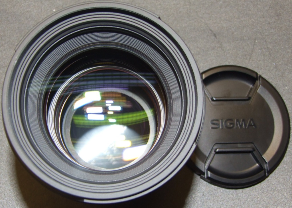 AN OBJECTIVE LENS FOR A PHOTOGRAPHIC CAMERA. WITH THE LENS UNIT HAVING A FOCAL LENGTH OF 85MM CONSISTING OF GLASS OR PLASTIC WITH A FRONT DIAMETER OF 77MM AND OVERALL DIAMETER OF 87MM. LENS LENGTH: 87.6MM CONSTRUCTION: 11 ELEMENTS IN 8 GROUPS WEIGHT: 725 GRAMS.