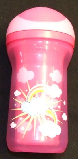INSULATED PLASTIC DRINKING CUP FOR INFANTS WITHOUT HANDLES. WITH LID WITH A DRINKING SPOUTAND LOGO. SUPPLIED WITH INSTRUCTION LEAFLET. ATTACHED TO PRINTED PLASTIC POINT OF SALE HANGING PACKAGING.