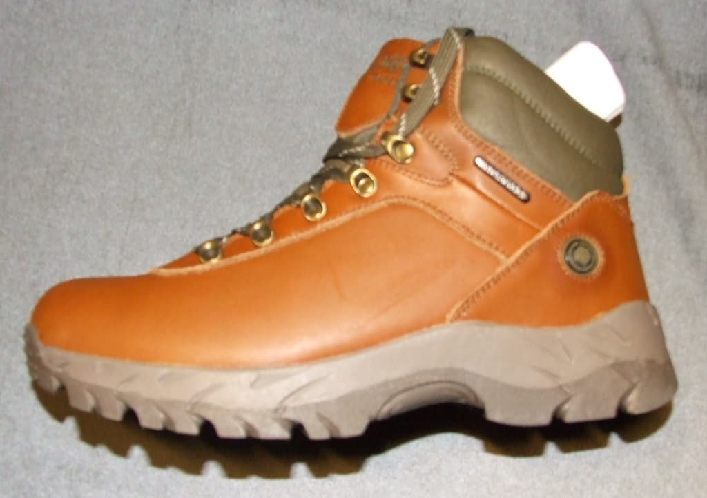 UNISEX WALKING BOOTS. LEATHER UPPER SOLES OF SYNTHETIC MATERIAL. ROBUST FOR ALL TERRAIN. FULLY WATERPROOF. ADJUSTABLE LACES AND SKI HOOKS. COVERING THE ANKLE BUT NO PART OF THE CALF.  WITH A LOGO ON THE TONGUE AND SIDE OF THE BOOT.  INSOLE LENGTH OF MORE THAN 24 CMS. COLOUR TAN. NOT CONSIGNED FROM MACAO.