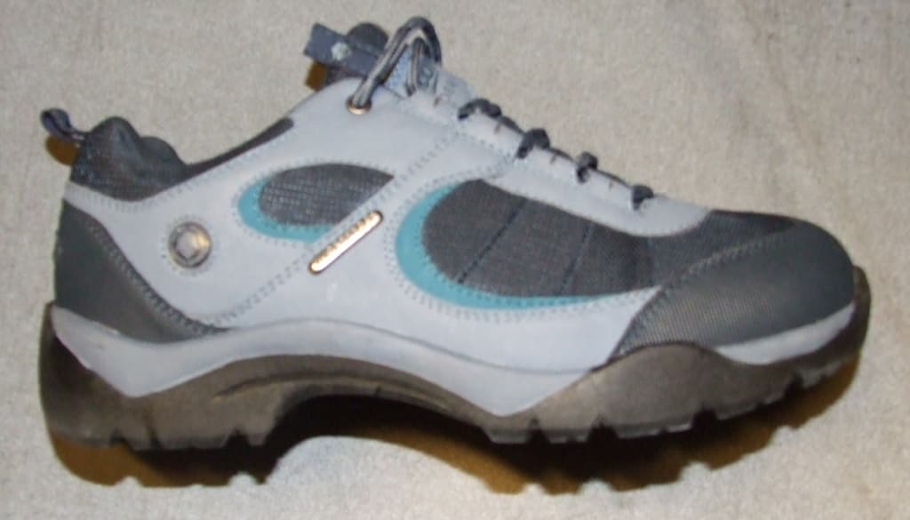 UNISEX TRAINER STYLE SHOE  COVERING THE ANKLE BUT NO PART OF THE CALF. UPPER OF TEXTILE AND PLASTIC WHERE THE PLASTIC PREDOMINATES.  HEAVY TREAD OUTER SOLE OF PLASTIC. PROTECTIVE TOECAP.  LACE FASTENING.  IN-SOLE LENGTH EXCEEDING 24CM. BLUE AND NAVY IN COLOUR. LOGO ON THE TONGUE AND SIDE OF THE BOOT.