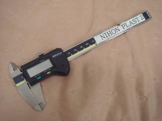A MEASURING DEVICE. DESIGNED TO BE USED TO MEASURE THE DIAMETER OF THE ASSEMBLED CLAMP BAND. THE ITEM IS DIGITAL AND ADJUSTABLE.