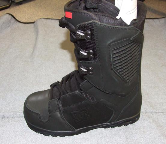 A SNOWBOARD BOOT FOR MEN HAVING AN UPPER OF LEATHER AND TEXTILE WHERE THE LEATHER PREDOMINATES AND A SOLE OF EVA/RUBBER WITH A GEL INSERT IN THE HEEL. REACHING APPROX HALF-WAY UP THE CALF. WITH LACE FASTENING UP THE FRONT OF THE BOOT. WITH A REMOVABLE LINER THAT HAS A CORD LACE TIGHTENING.