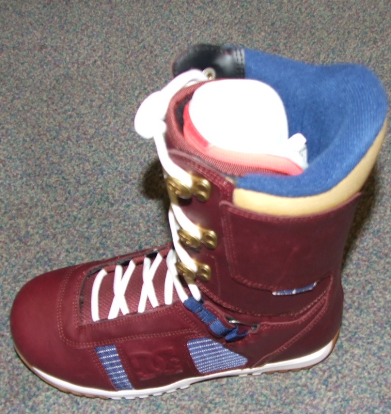 A SNOWBOARD BOOT FOR MEN HAVING AN UPPER OF LEATHER AND TEXTILE WHERE THE LEATHER PREDOMINATES AND A SOLE OF EVA/RUBBER.  REACHING APPROX HALF-WAY UP THE CALF. WITH LACE FASTENING UP THE FRONT OF THE BOOT AND A FURTHER WIRE AND RATCHET SYSTEM THAT TIGHTENS THE LACE EVEN MORE. WITH A REMOVABLE LINER.