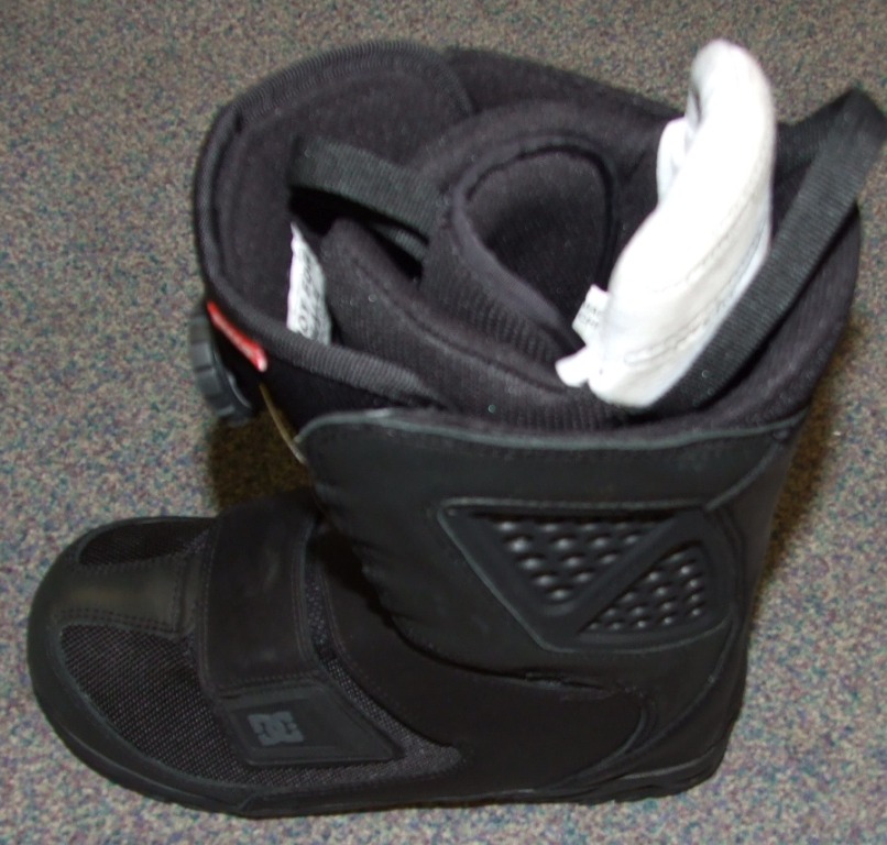 A SNOWBOARD BOOT FOR MEN HAVING AN UPPER OF LEATHER, TEXTILE AND SYNTHETIC MATERIAL WHERE THE LEATHER PREDOMINATES AND A SOLE OF EVA/RUBBER WITH A GEL INSERT IN THE HEEL. REACHING APPROX HALF-WAY UP THE CALF. TWO LEATHER FASTENING STRAPS ACROSS THE INSTEP AND THE FRONT OF THE BOOT ARE SECURED WITH A WIRE AND RATCHET TIGHTENING SYSTEM. WITH A REMOVABLE LINER THAT HAS A CORD LACE TIGHTENING.