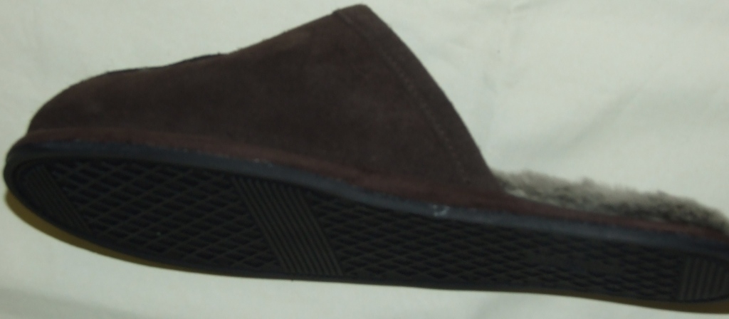 A MENS INDOOR SLIPPER. SLIP ON STYLE.  WITH UPPERS OF LEATHER (SUEDE). WITH TEXTILE FLEECE LINING AND OUTER SOLES OF TEXTILE WITH RAISED RUBBER SECTIONS, WHICH HAS THE GREATEST SURFACE AREA IN CONTACT WITH THE GROUND. BROWN IN COLOUR.