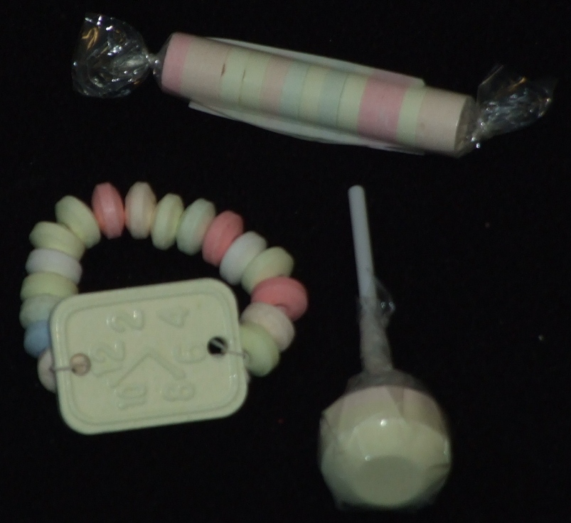 COMPRESSED TABLET DEXTROSE SWEET .COMPOSITION: DEXTROSE, CORN SYRUP, CITRIC ACID, MAGNESIUM STEARATE, ARTIFICIAL FLAVOURS STRAWBERRY, APPLE, PINEAPPLE, BLUE STRAWBERRY, VANILLA, ORANGE. ARTIFICIAL COLORS E129,E104,E133. CLEAR PLASTIC PACKAGING.
