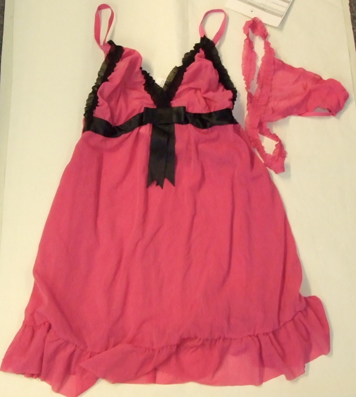 A KNITTED BABYDOLL PYJAMA SET. THE UPPER GARMENT REACHES TO BELOW THE WAIST.  WITH V-NECKLINE. WITH LACE TRIM AROUND THE NECKLINE AND BLACK RIBBON DESIGN UNDER THE BUST. WITH ADJUSTABLE SHOULDER STRAPS.  WITHOUT OPENING. PACKAGED TOGETHER FOR RETAIL SALE WITH A PAIR OF MATCHING KNITTED BRIEFS (THONG). WITH LINED GUSSET.  THE GARMENTS ARE MADE OF 91% POLYAMIDE AND 9% ELASTANE. PINK IN COLOUR.
