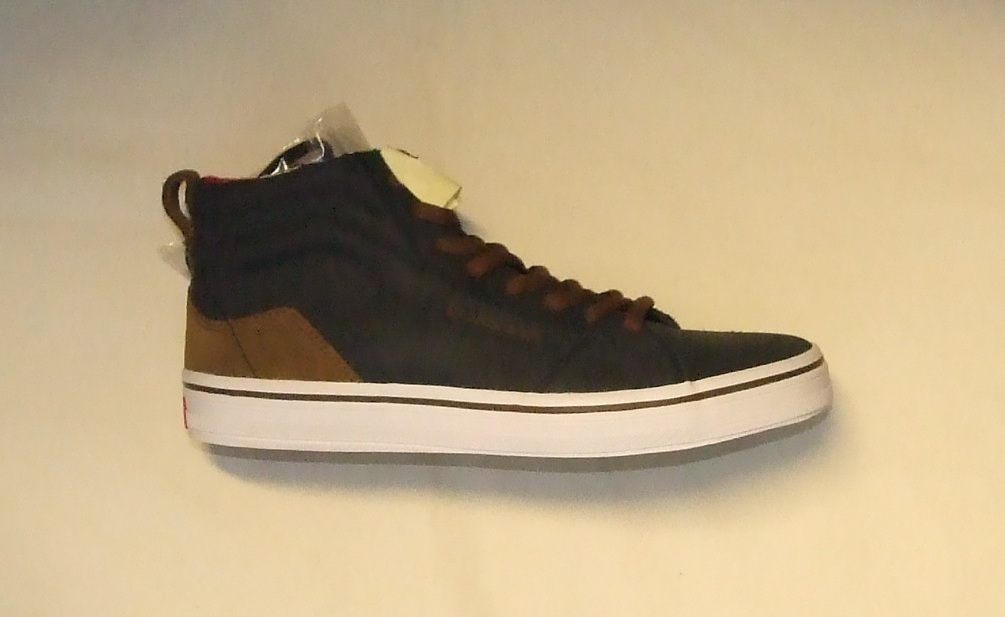 A UNISEX SKATEBOARDING SHOE COVERING THE ANKLE BUT NO PART OF THE CALF. UPPERS OF LEATHER (SUEDE) OUTER SOLE OF VULCANIZED RUBBER.BLUE AND BROWN IN COLOUR. SPECIAL TECHNOLOGY IN THE FORM OF A HYPER STRETCH GEL PAD IN THE HEEL TO ABSORB THE IMPACT OF VERTICAL OR LATERAL MOVEMENTS.IN-SOLE LENGTH EXCEEDS 24 CMS. TONGUE, BACK AND SIDE OF SHOE HAS LOGO.BROWN LACE-UPS.CIF PRICE EXCEEDS 7.5 EUROS. FOAM PADDED COLLAR FOR ANKLE PROTECTION. INCLUDES SPARE LACES NAVY BLUE IN COLOUR.