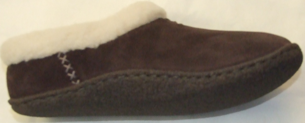 A WOMAN'S SLIPPER. THE UPPER IS MADE OF SUEDE LEATHER. THE OUTER SOLE IS MADE OF RUBBER. WITH A TEXTILE FAKE FUR LINING AND TRIM. NOT COVERING THE ANKLE. INSOLE LENGTH EXCEEDS 24CM. BROWN IN COLOUR.
