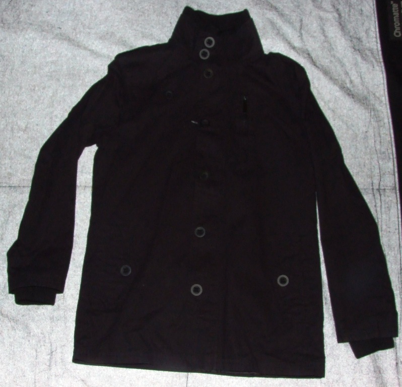 A WOVEN JACKET FOR MEN.  DESIGNED TO COVER THE UPPER BODY FROM SHOULDER TO UPPER THIGH.  WITH A STAND UP NECK LINE WITH A KNITTED INNER COLLAR.  WITH A FULL OPENING WHICH FASTENS LEFT-OVER-RIGHT WITH A ZIP AND A STORM FLAP WITH SEVEN BUTTONS.  LONG SLEEVES WITH KNITTED RIBBED CUFFS.  THE BOTTOM EDGE IS HEMMED.  DESCRIPTION OF FEATURES (FRILLS, TRIMMINGS, DARTS, ETC):  JACKET HAS THE FOLLOWING POCKETS: TWO SIDE POCKETS WITH BUTTON CLOSURE; ONE ON THE LEFT BREAST WITH ZIP CLOSURE AND AN INSIDE POCKET TO THE LEFT.  JACKET ALSO HAS EPAULETTES AND A BUTTONED DETAIL ON THE RIGHT SHOULDER.  MATERIAL COMPOSITION: 100% COTTON OUTER; 100% POLYESTER LINING.  SUPPLIED WITH CARDBOARD PRICE TAGS ATTACHED.