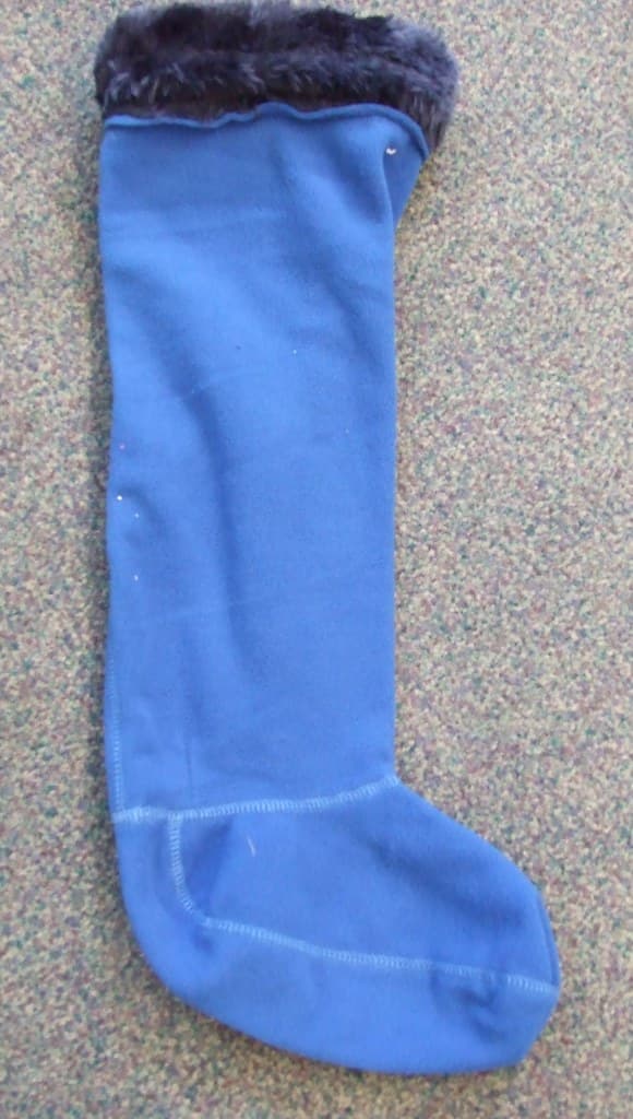 LADIES REMOVABLE WELLINGTON BOOT SOCK STYLE INSERT.  MADE OF 100 PER CENT KNITTED POLYESTER MATERIAL. DESIGNED TO BE WORN LIKE A SOCK. COVERS THE WHOLE FOOT AND THE CALF. THE SOLE IS STITCHED TO THE UPPER PART. THE TOP PART IS MADE OF FUR AND IS DESIGNED TO BE FOLDED OVER THE WELLINGTON BOOT.BLUE IN COLOUR.