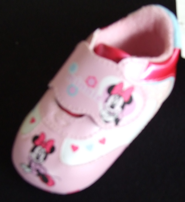 INDOOR FOOTWEAR. BOOTEE IN THE STYLE OF A TRAINER DESIGNED FOR A BABY. WITH UPPERS OF PLASTIC (PU) AND AND TEXTILE, WHERE THE PLASTIC PREDOMINATES AND OUTER SOLES OF TEXTILE WITH PLASTIC (PU) RAISED PRINT, WHERE THE TEXTILE PREDOMINATES. DOES NOT COVER THE ANKLE. WITH SINGLE VELCRO STRAP FASTENING. WITH A FAMOUS CHILDRENS STORY BOOK CHARACTER ON SHOE. WITH FACE OF CHARACTER ON THE FRONT OF THE SHOE AND ON THE VELCRO STRAP. WITH THE NAME OF THE CHARACTER ON THE SOLE OF THE SHOE. PINK IN COLOUR.